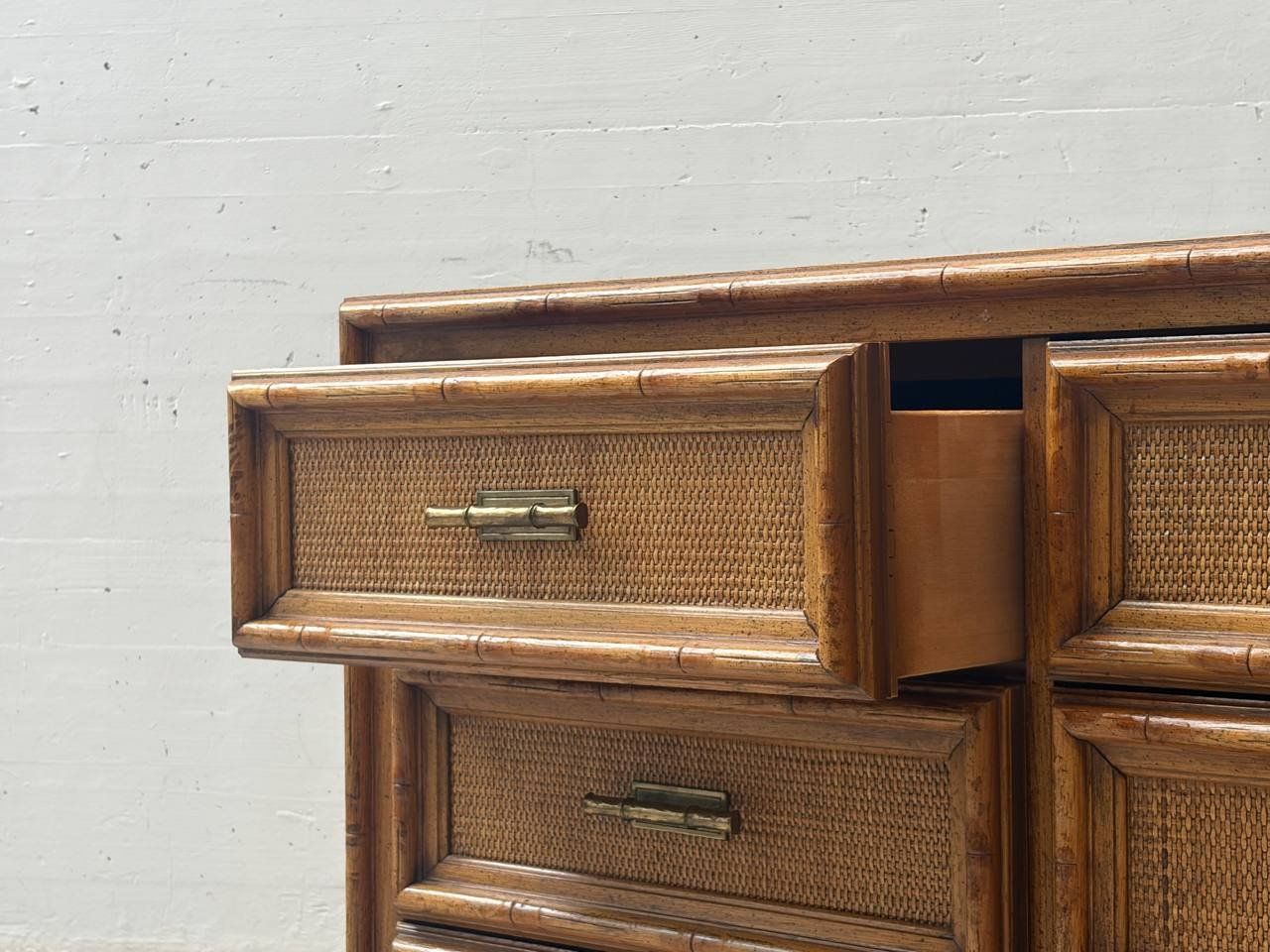 Cassettiere: Sideboard Rattanfronten und Messinggriffen, Italien, 70er – Usato da Zürich venduto da LeMoege 2