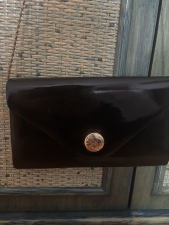 Sac à main vintage noir verni avec chaîne dorée✨ (50)