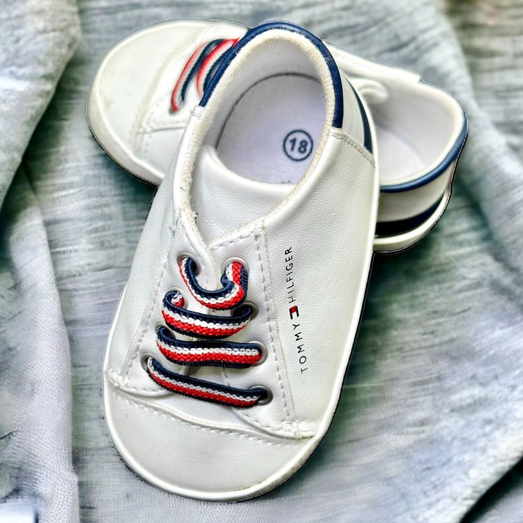 Chaussures TOMMY HILFIGER pour b b taille 18 Acheter sur Ricardo