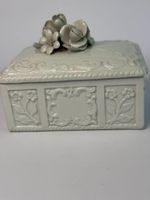 Porzellandose 14×11 cm mit Relief und Blumenknauf