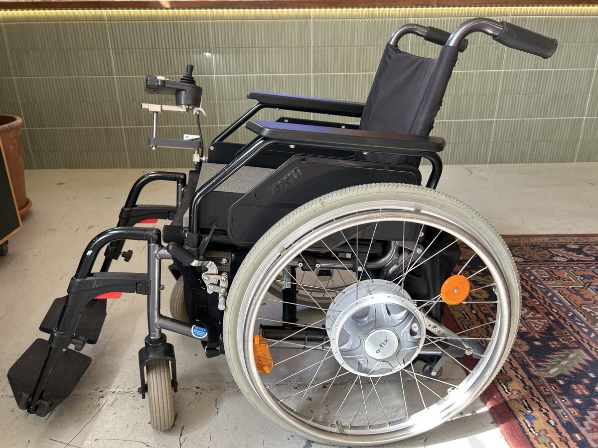 Chaises roulantes: Rollstuhl DIETZ e-fix E25 – D'occasion à Zürich par BashasBrockenhaus 2