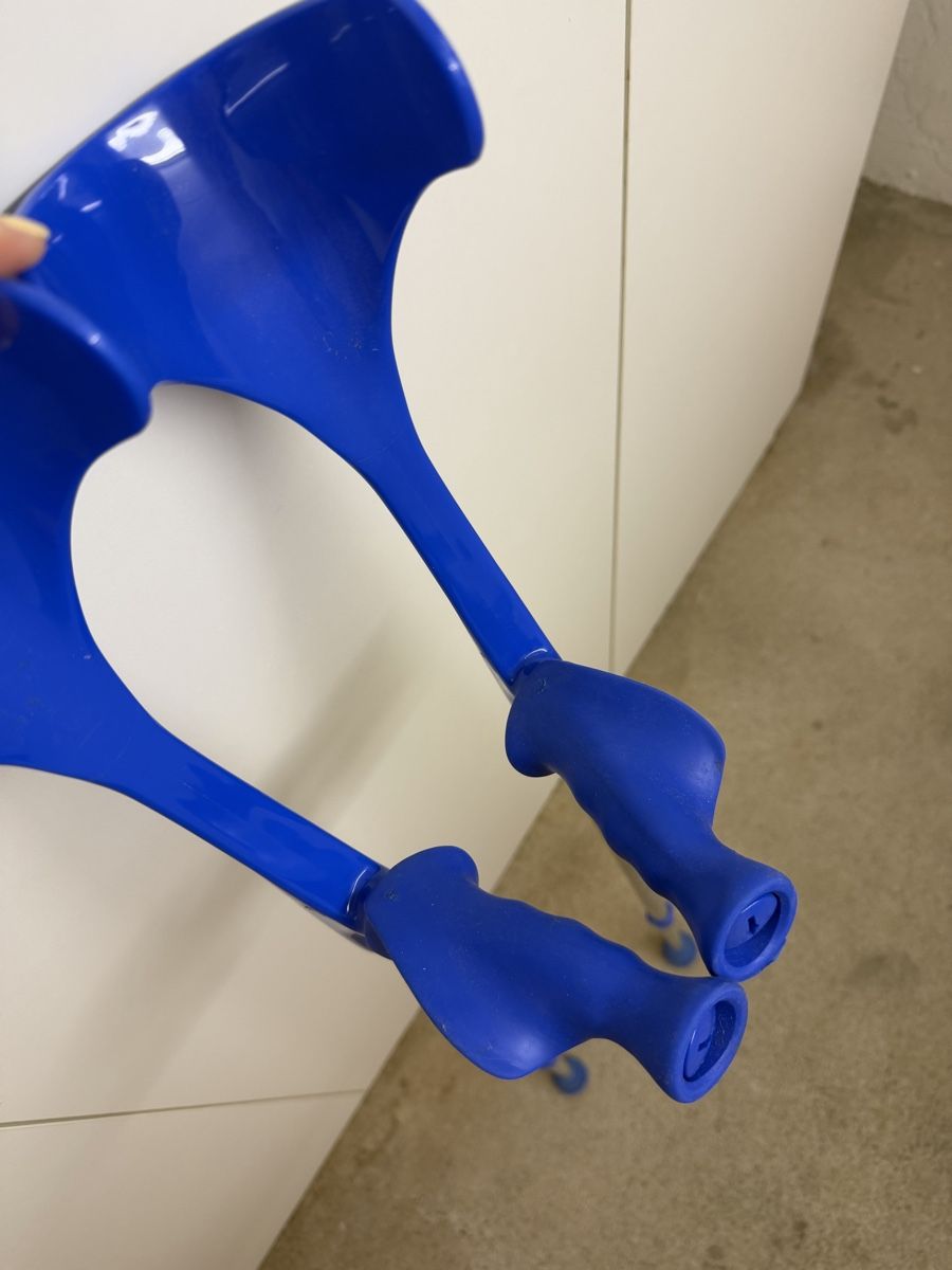 Attrezzature mediche: Crutches blue aluminum adjustable pair – Usato da Regensdorf venduto da __Claudia_ 1