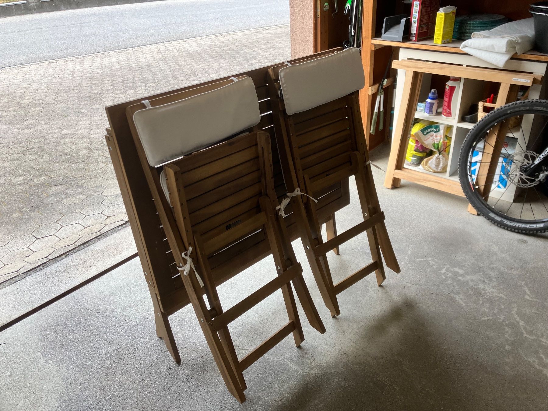 Johann Jakob Tischset: kleiner Balkon- oder Gartentisch aus Holz mit zwei Stühlen – Gebraucht aus Seewis-Schmitten von jon_qx57 5
