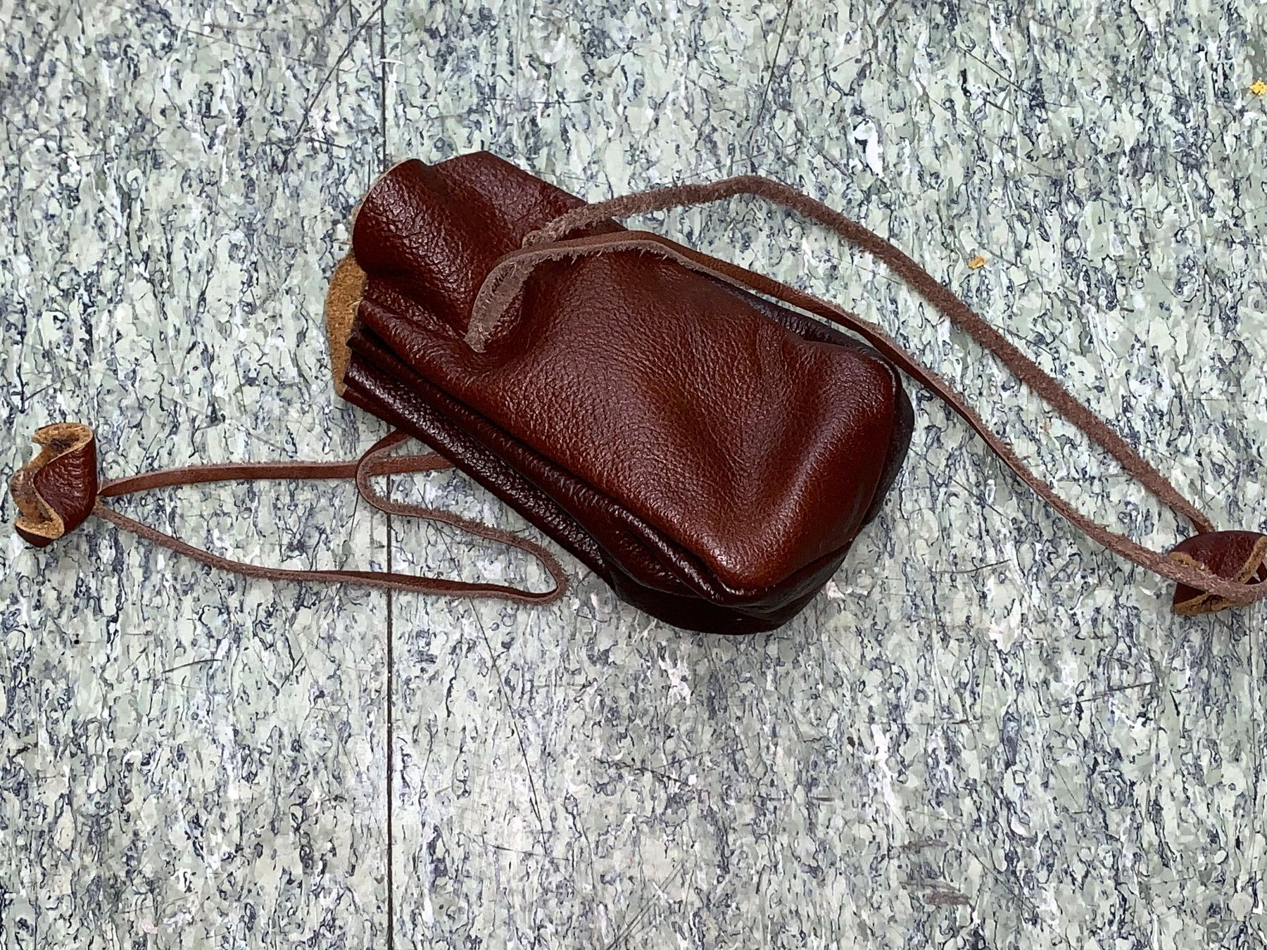 Taschen: Ledertasche mit Schnur Säckel Geldsack Tabaksack Leder – Gebraucht aus Rickenbach SZ von Frickler