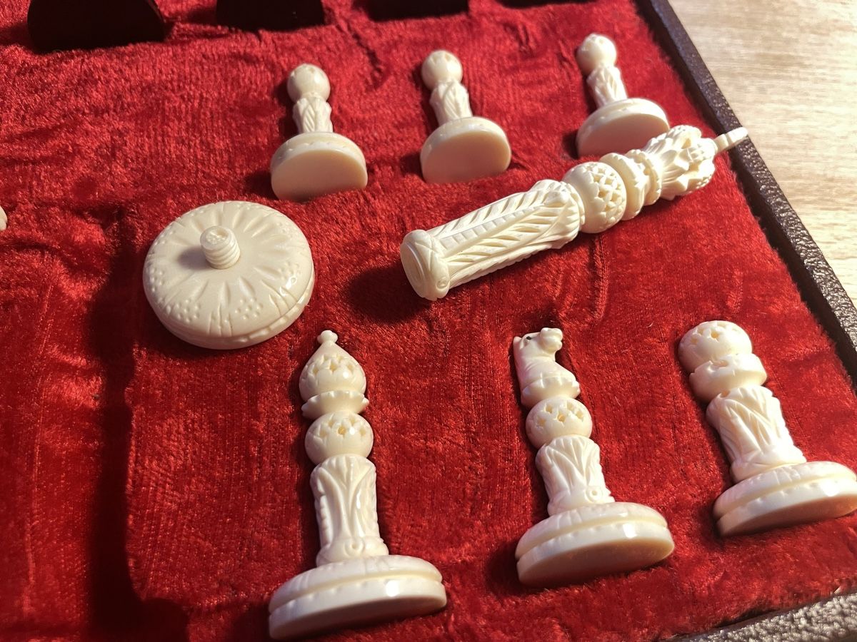 Giochi: Pièces d’échecs en os sculpté – Usato da Biel/Bienne venduto da Galaq 3