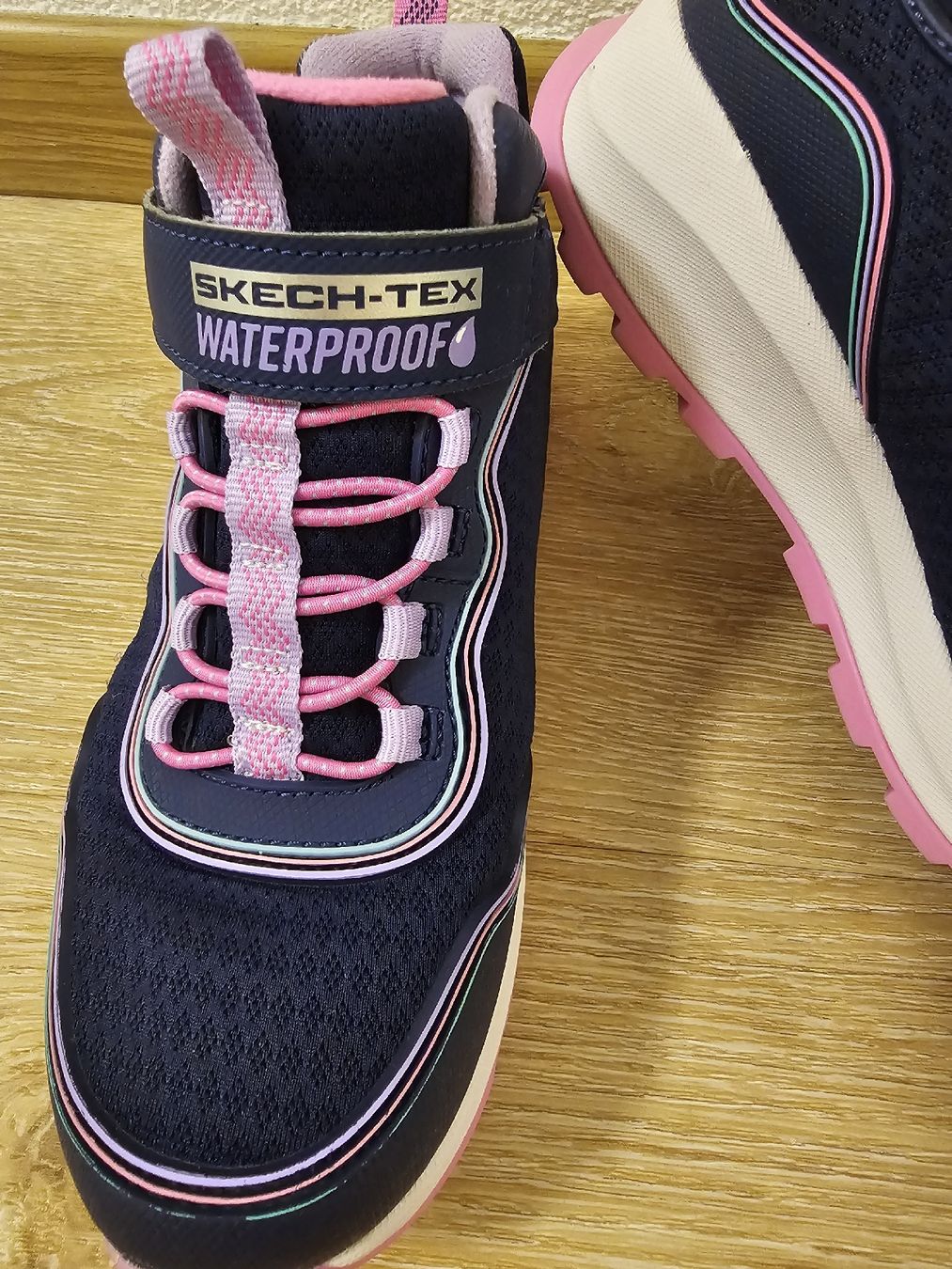 Skechers Scarpe per ragazze: Mädchen Schuhe Skechers Gr. 33 Waterproof  – Usato da Laufen venduto da Taty007 1