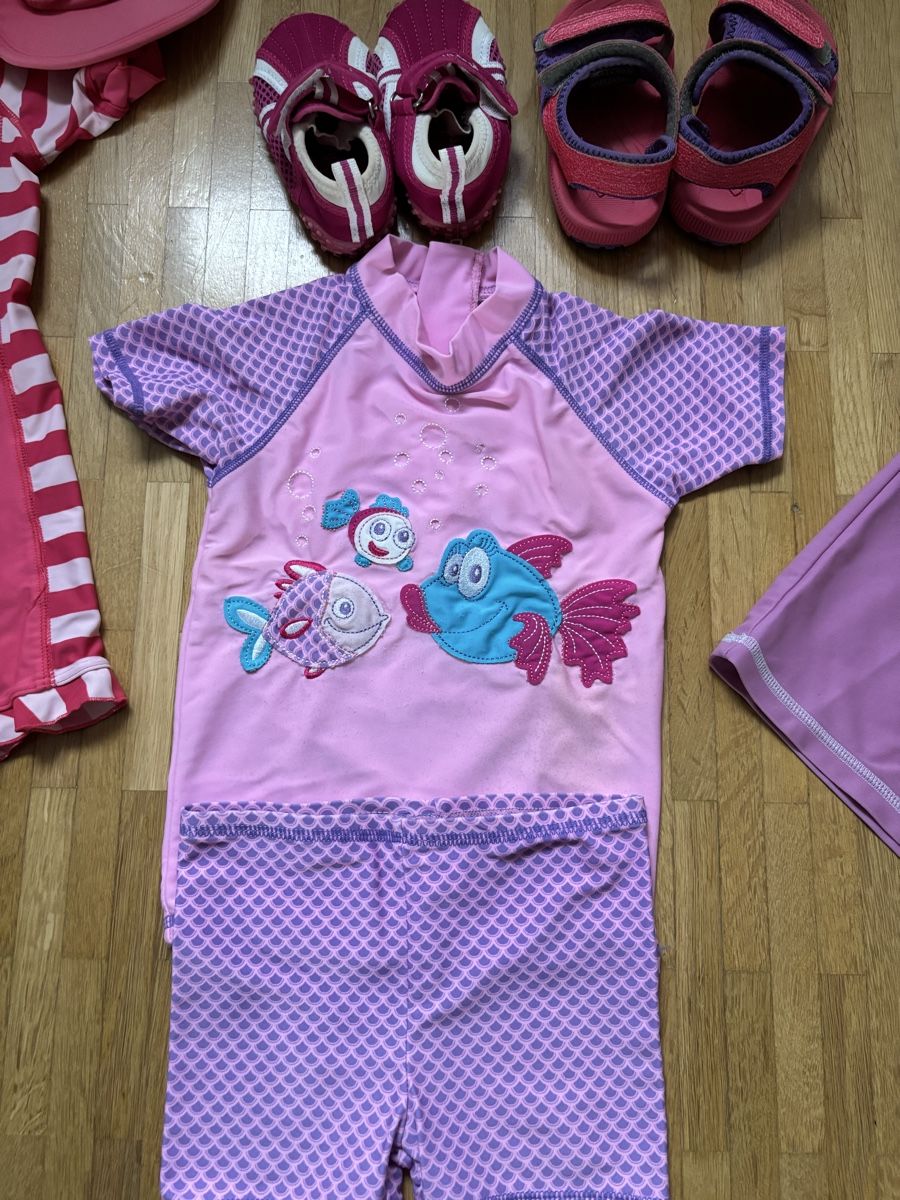 Costumi da bagno & Bikini: Badeset UV Gr. 92/98 und Badeschuhe – Usato da Niederwangen b. Bern venduto da muidop 2