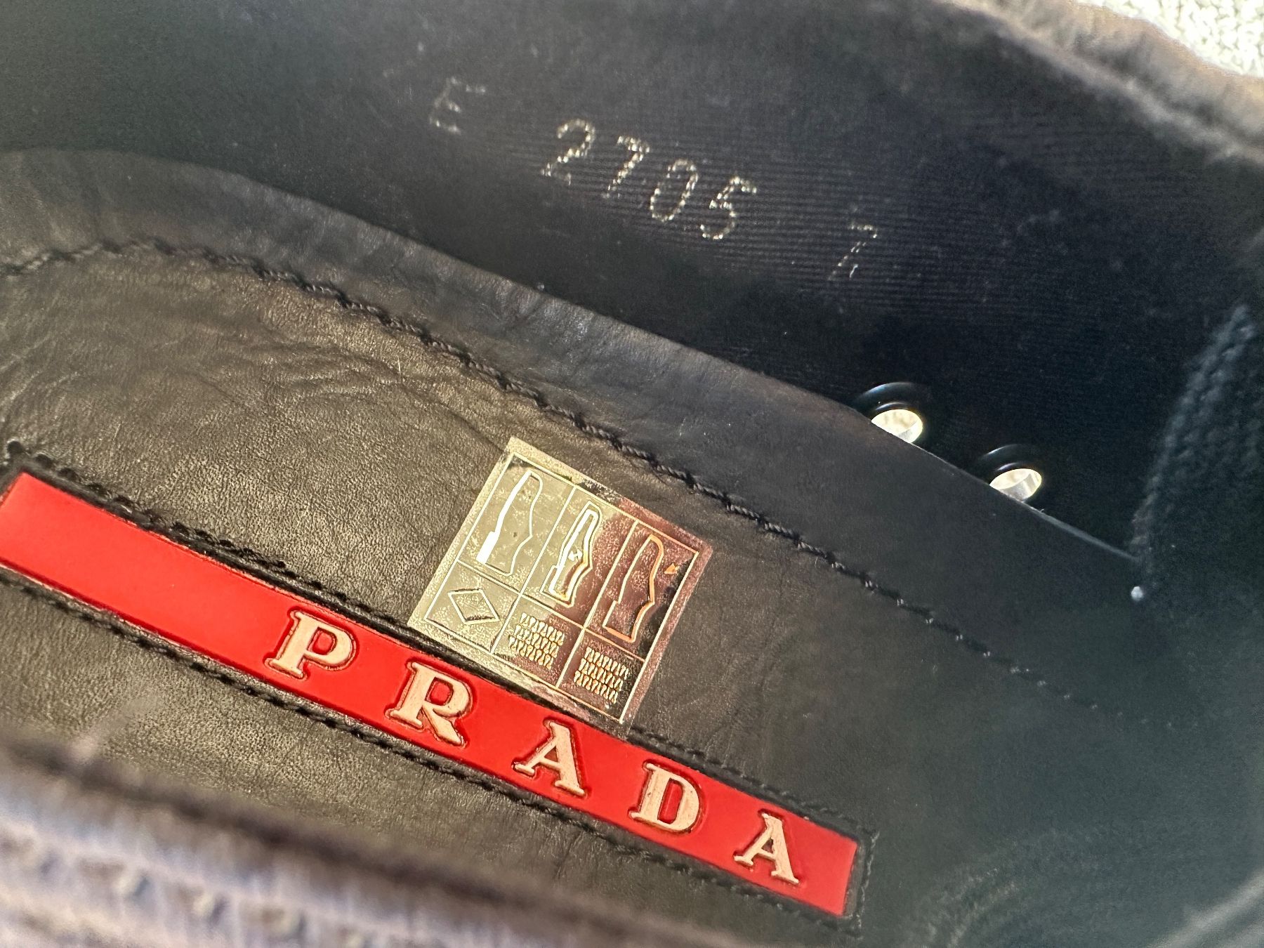 Prada Chaussures hommes: Prada Hawaii Sneaker schwarz Canvas NEU! – Neuf avec emballage d'origine à St. Gallen par secondhand.kids 6
