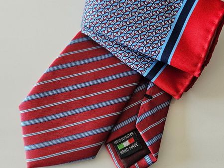 Krawatte gewoben neu und originalverpackt rot inkl Pochette