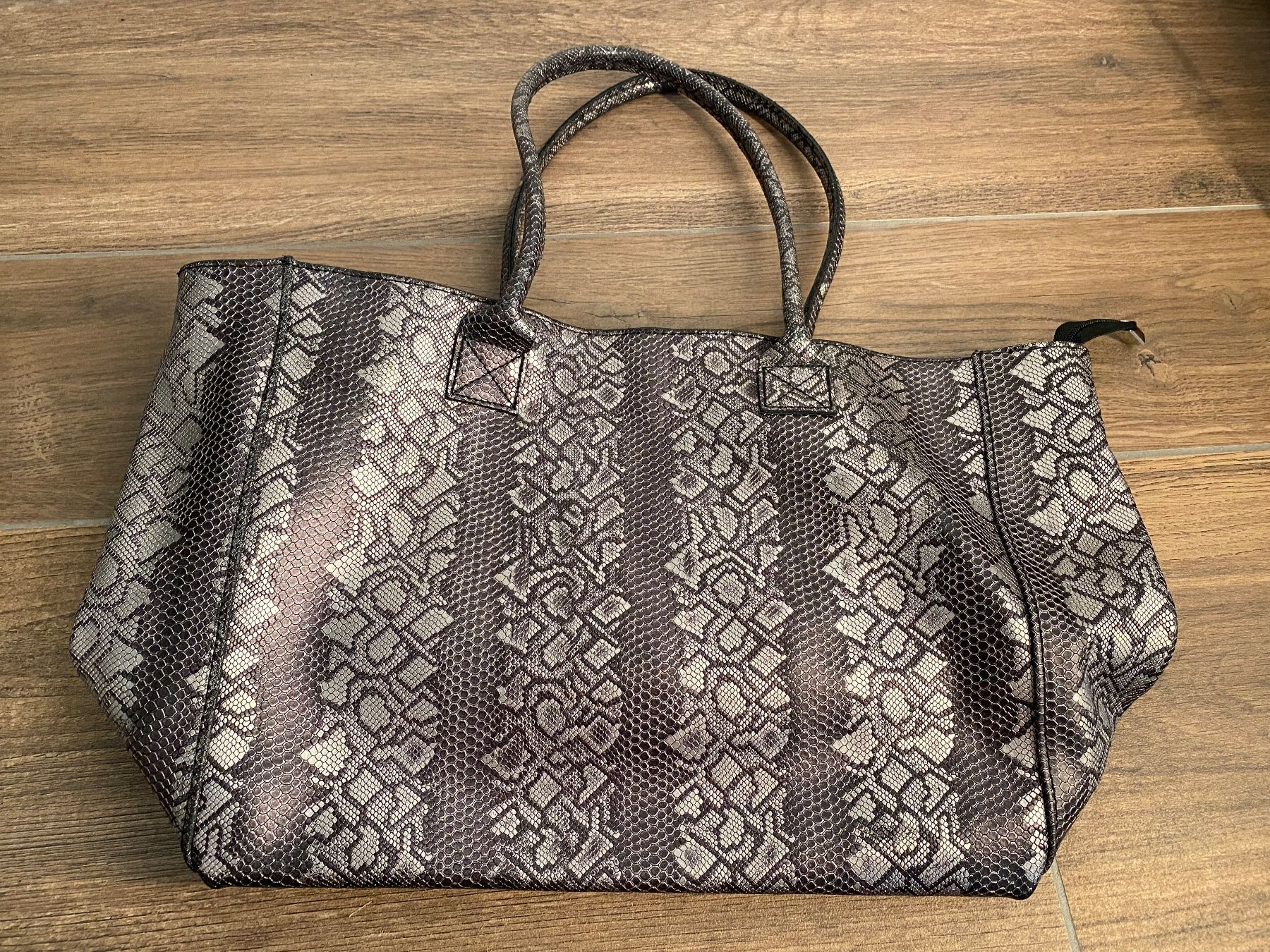 Taschen für Damen: Handtasche / Shopper-Bag aus Leder silber / grau – Gebraucht aus Pratteln von a23_j2gs