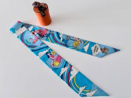 Superbe twilly HERMES-Paris "Carrés Volants”, 100% soie +box