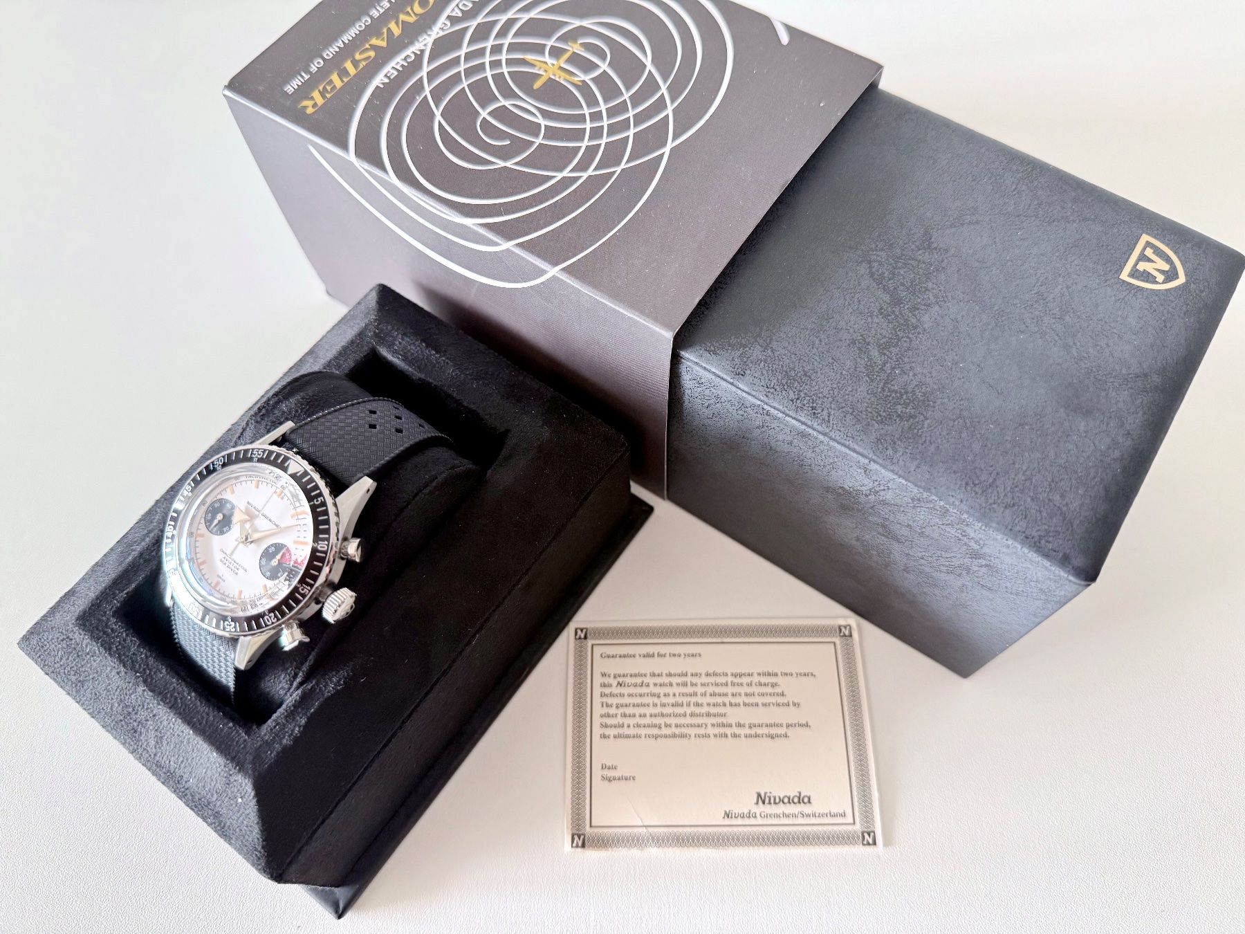 Nivada Orologi: NIVADA Grenchen Chronomaster "White Panda" Chro, Fr.2’150.- – Nuovo e nell'imballaggio originale da Le Mont-sur-Lausanne venduto da LycaGallery 9