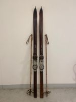 Ski (A/D), sehr alte Holzski mit Stöcken
