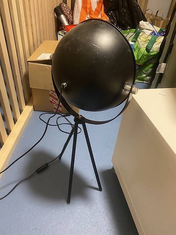 Lampade: Lampe  funktioniert, ein Bein locker – Difettoso da Emmenbrücke venduto da Nutzer_64 1
