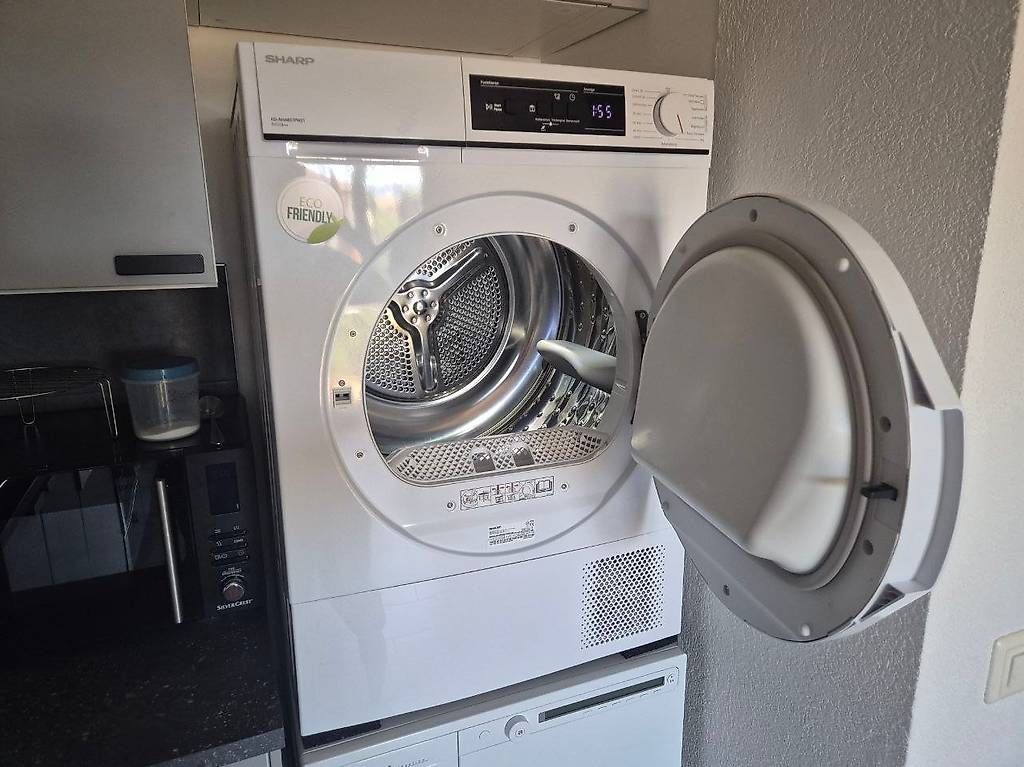 Sharp Machines à sécher: Sèche-linge SHARP 8kg - Très bon état - 2 ans – D'occasion à Fribourg par SwissPremiumItems 1