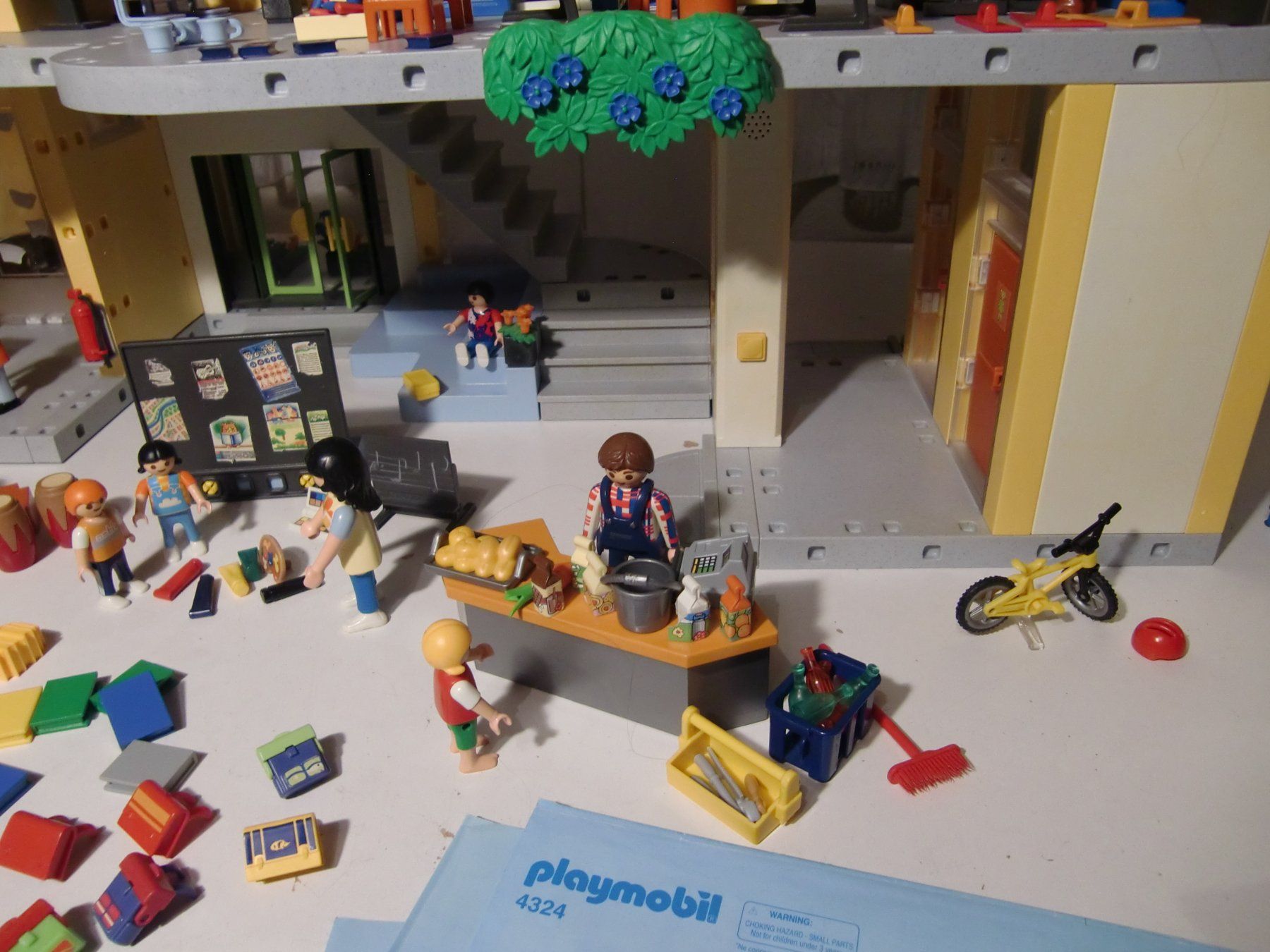 Playmobil Spielzeuge: Playmobil Grosse Schule + Turnhalle - RIESIG – Gebraucht aus Arbon von 200sterne 5