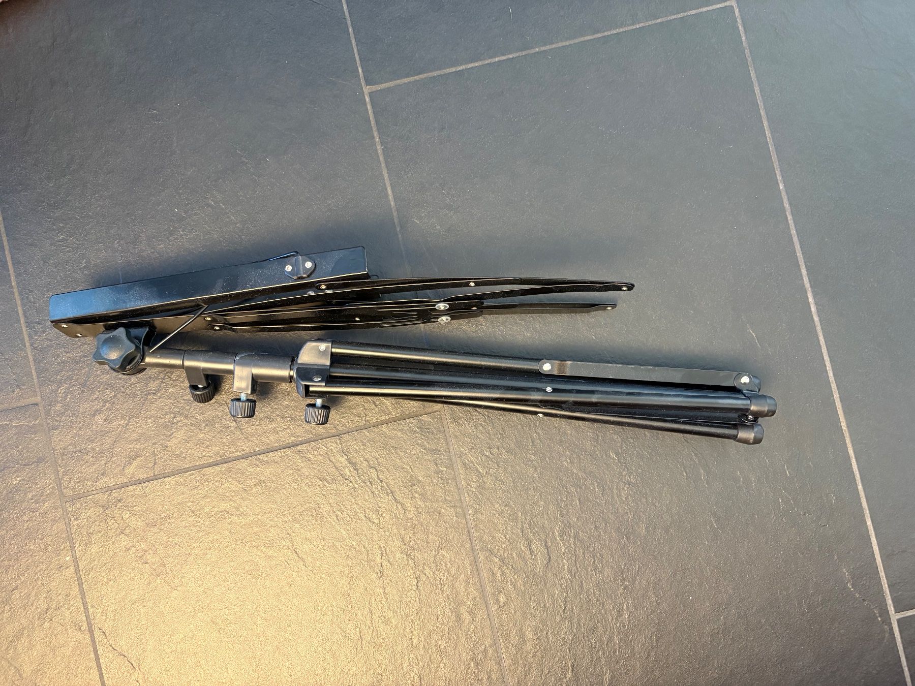 Supporti per strumenti musicali & leggii: Notenständer klappbar schwarz gebraucht – Usato da Zürich venduto da ChDS8008