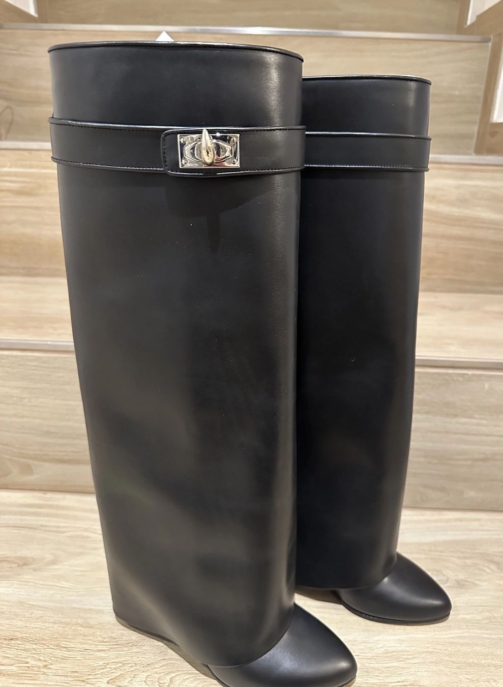 Givenchy Scarpe da donna: Givenchy shark boots (37.5) – Usato da Rüschlikon venduto da Tey_sl 1