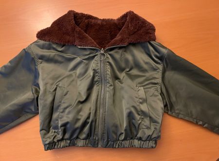 Khaki Winterjacke mit Kapuze, Grösse S weiches Futter 2 Tasc