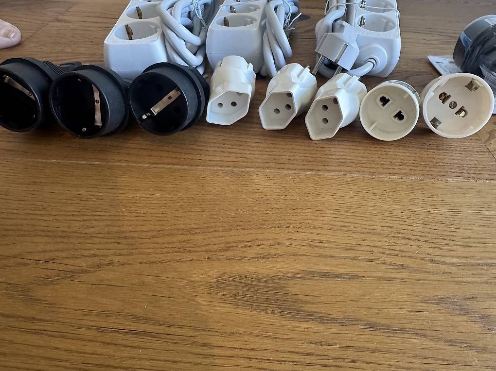 Stecker: 3x Schuko-Steckdosenleisten + 9x Schweizer Reiseadapter – Gebraucht aus Birr von Satti 1