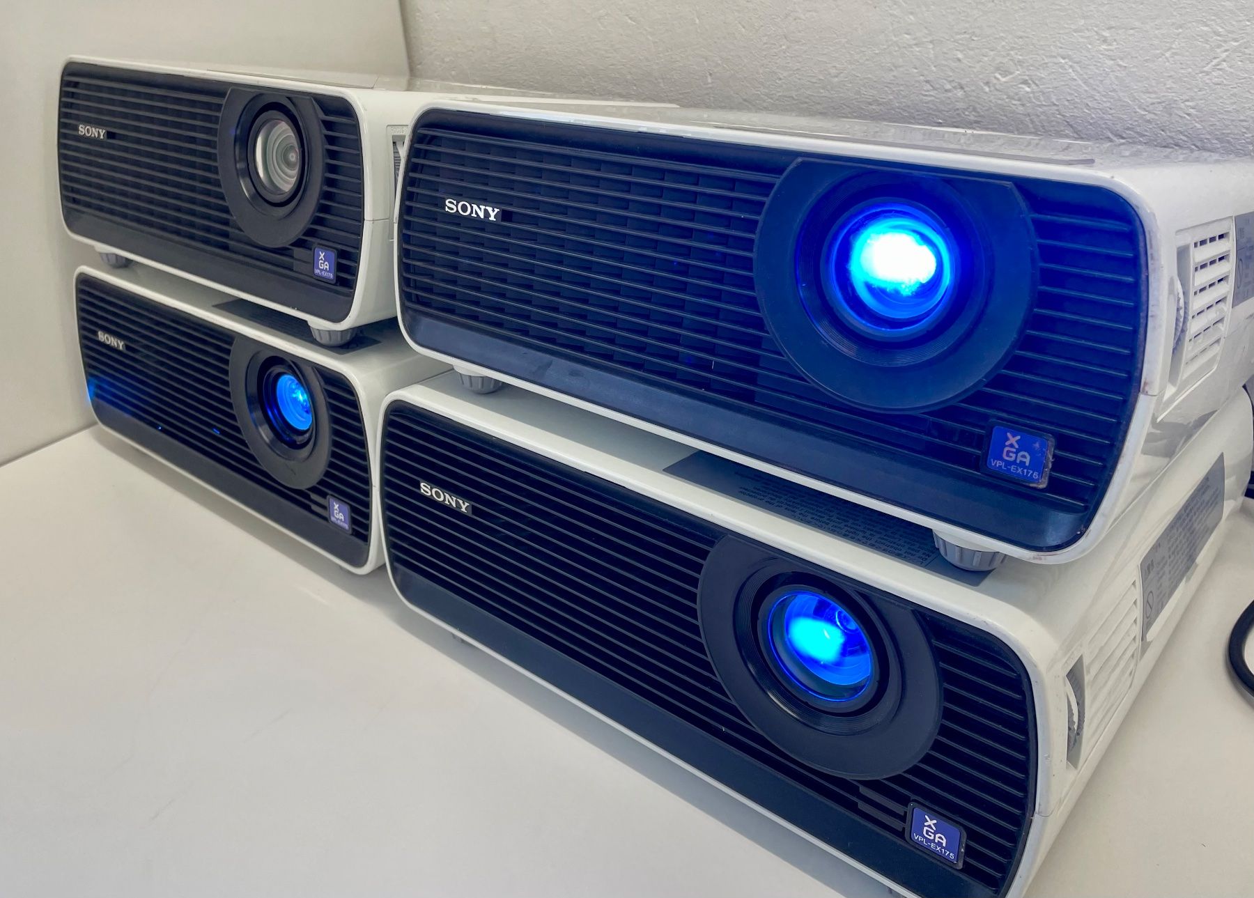Sony Videoprojektoren: Sony VPL-EX175 Beamer Lot a 4. St – Gebraucht aus Niederdorf von LeptonAG