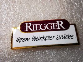 Ansteckpin 72: Riegger - Ihrem Weinkeller zuliebe