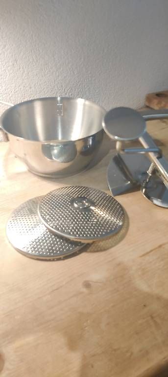 Cucine complete: Moulin à légumes – Usato da Lausanne venduto da Fava2001 1
