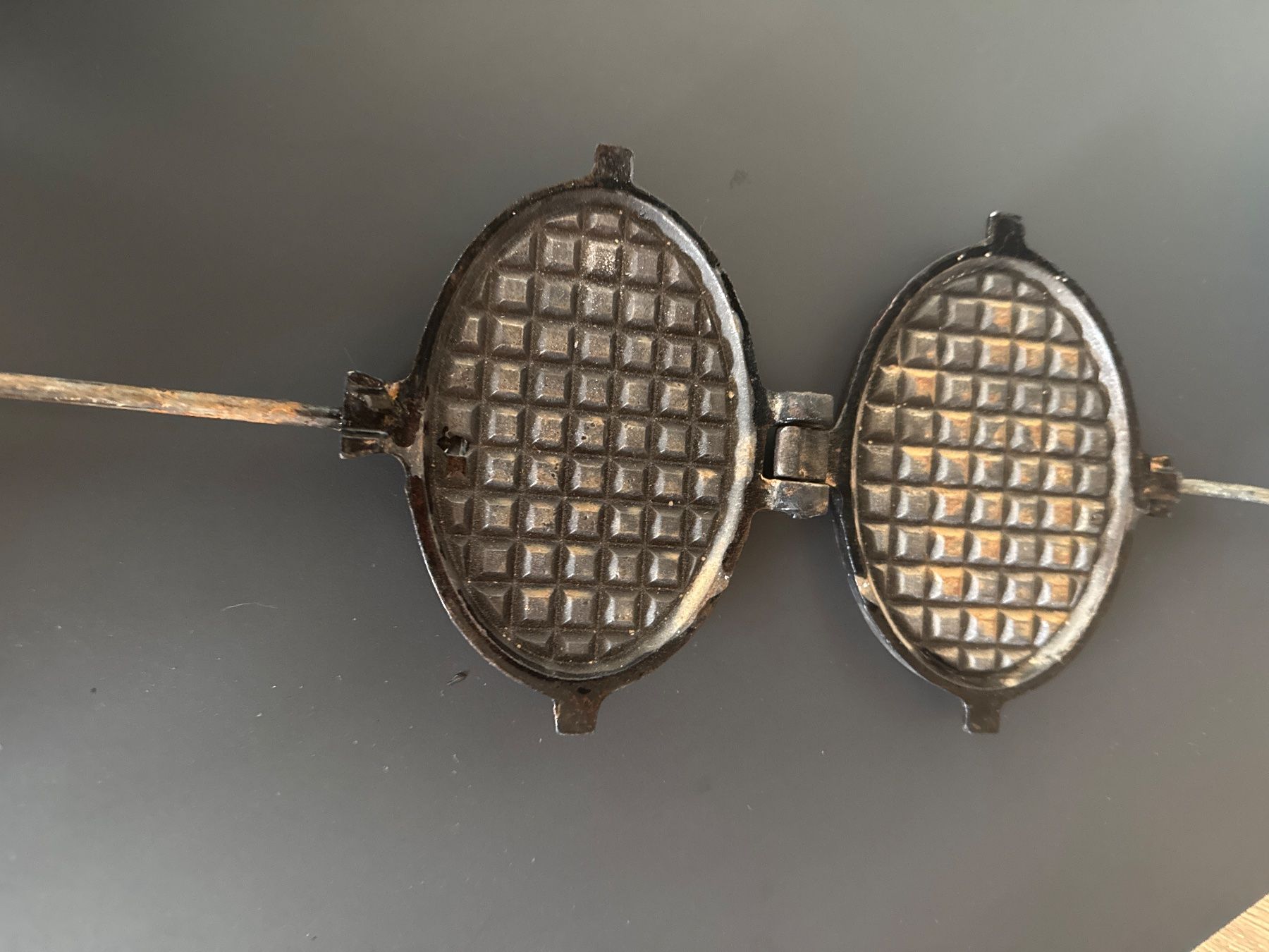 Backformen: Gaufrier ancien en fonte – Gebraucht aus Lajoux JU von Briard0