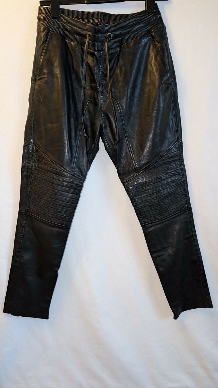 Pantaloni: Hose schwarz Leder optik glanz Gr. 38 M – Usato da Sarmenstorf venduto da taosun