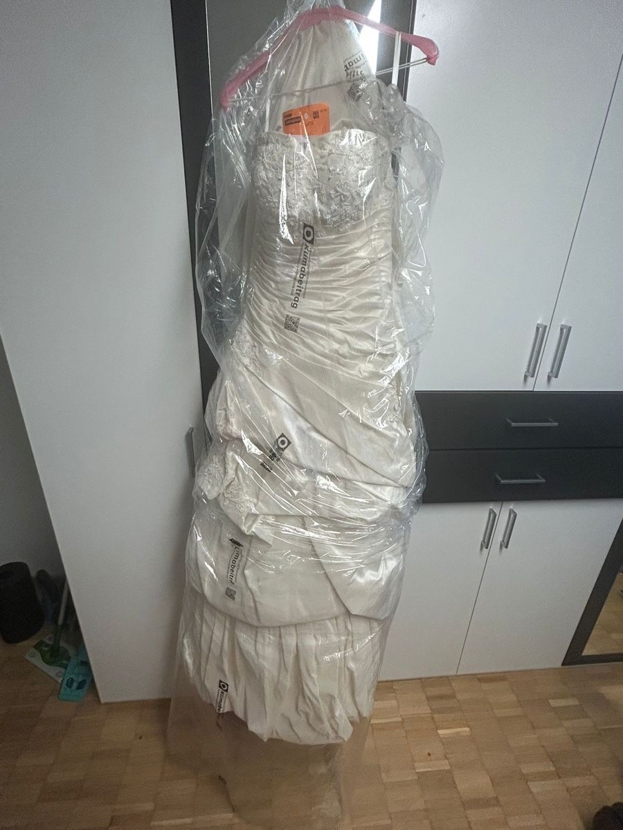 Vestiti: Elegantes Hochzeitskleid mit Schleppe – Usato da Solothurn venduto da Tarraco-SO 4