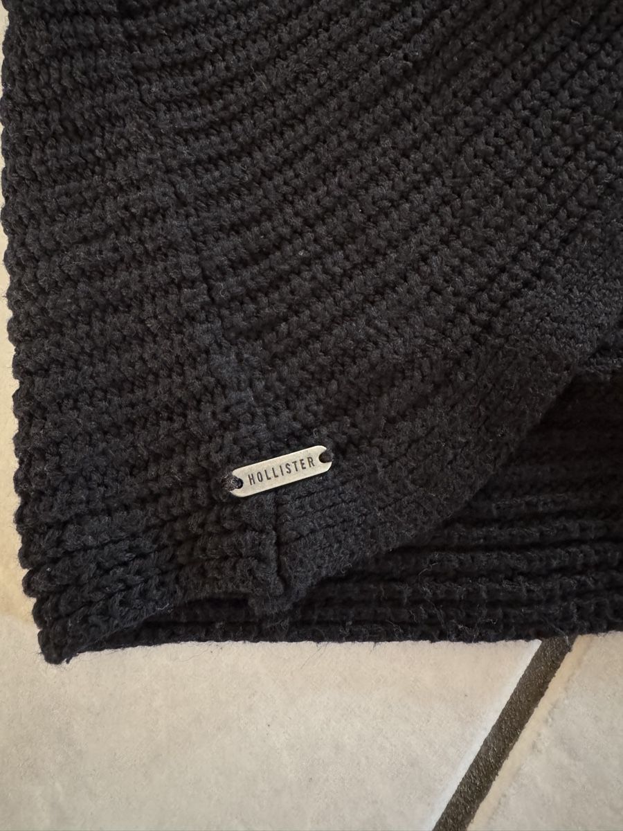 Hollister Pullover & Sweatshirts: Schwarzer Hollister Pullover Grösse M mit Knoten – Gebraucht aus Hergiswil NW von kaufe_at_kaufmann 3