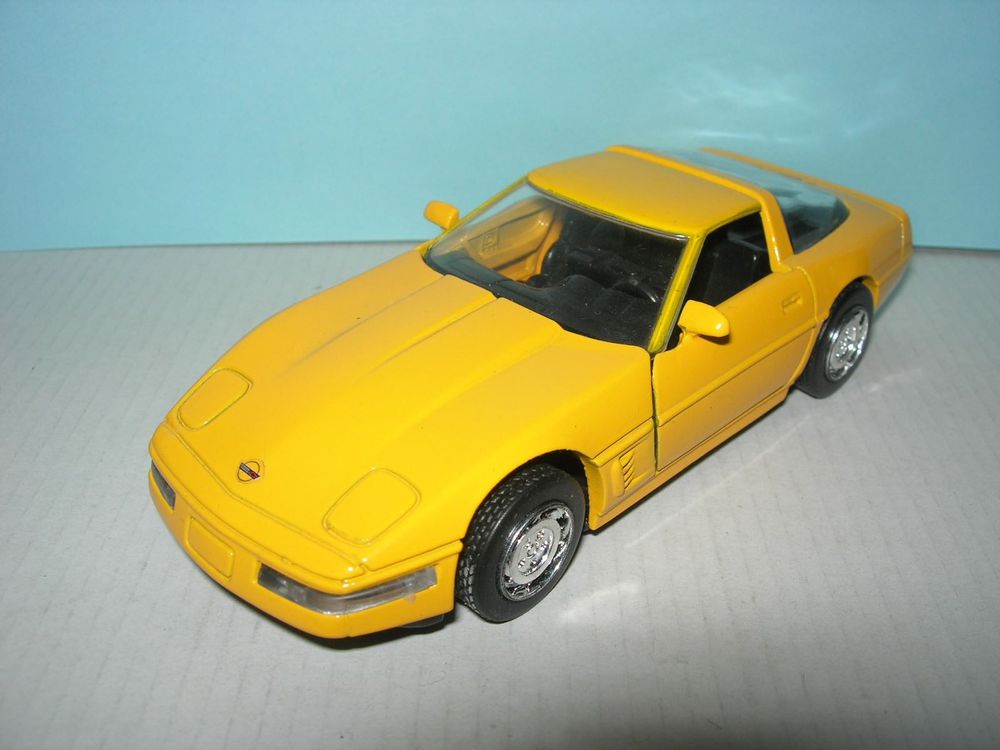 Motormax Chevrolet Corvette C4 Cabrio – Gelbes Oldtimer-Modellauto 1:24