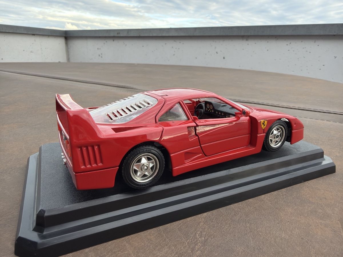 Bburago Modellautos: Ferrari F40 - 1/24 - Bburago – Gebraucht aus Wolfwil von Rolex1 3