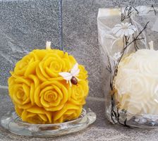 Rosen-Kerze, 100% Bienenwachs , auf Glasteller,Handarbeit