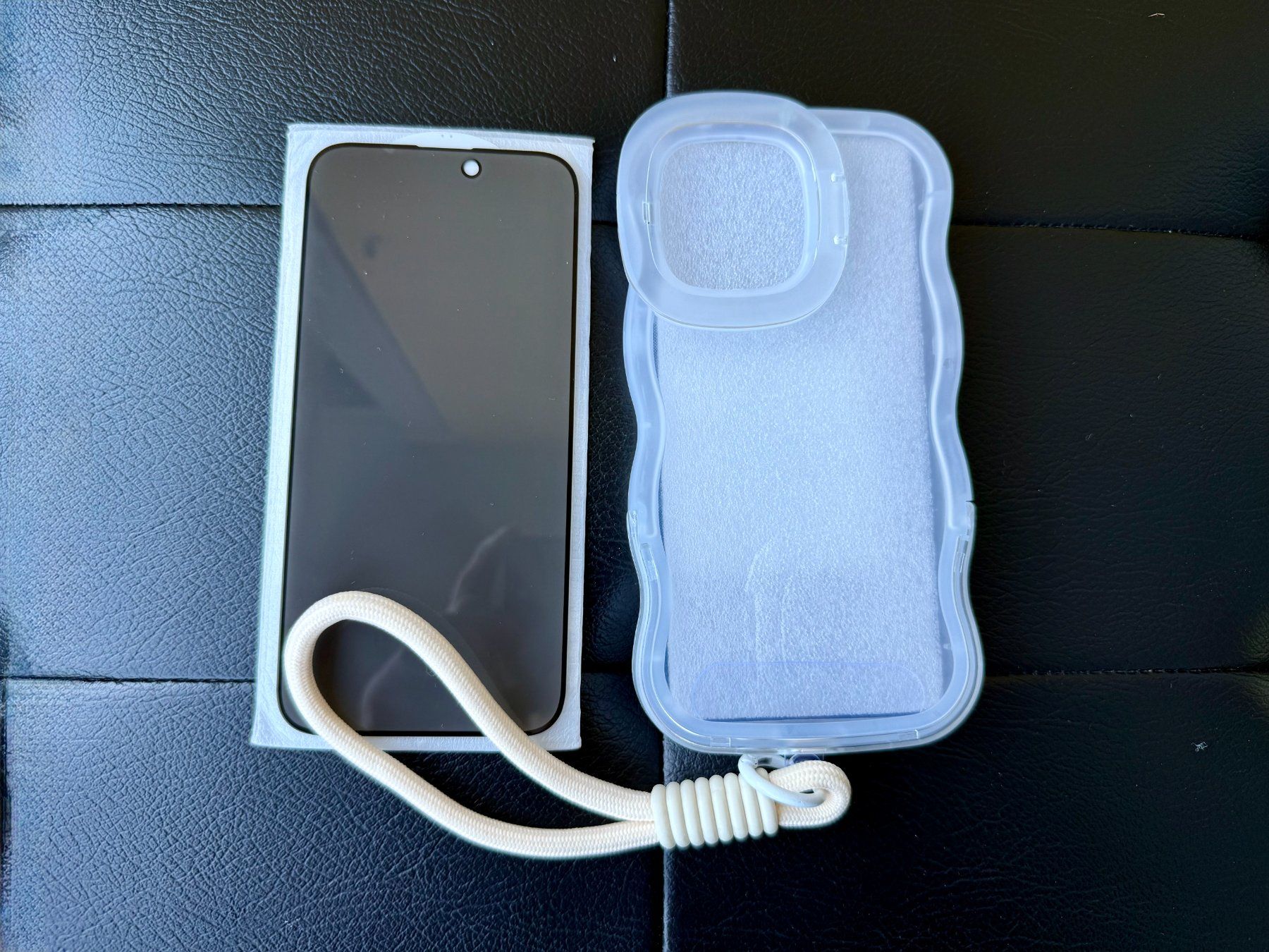 Apple Cover & Protezioni schermo: Coque iPhone 15 Pro Max Transparent 2 Supports + Privacy – Nuovo e nell'imballaggio originale da Thônex venduto da BrYu 2