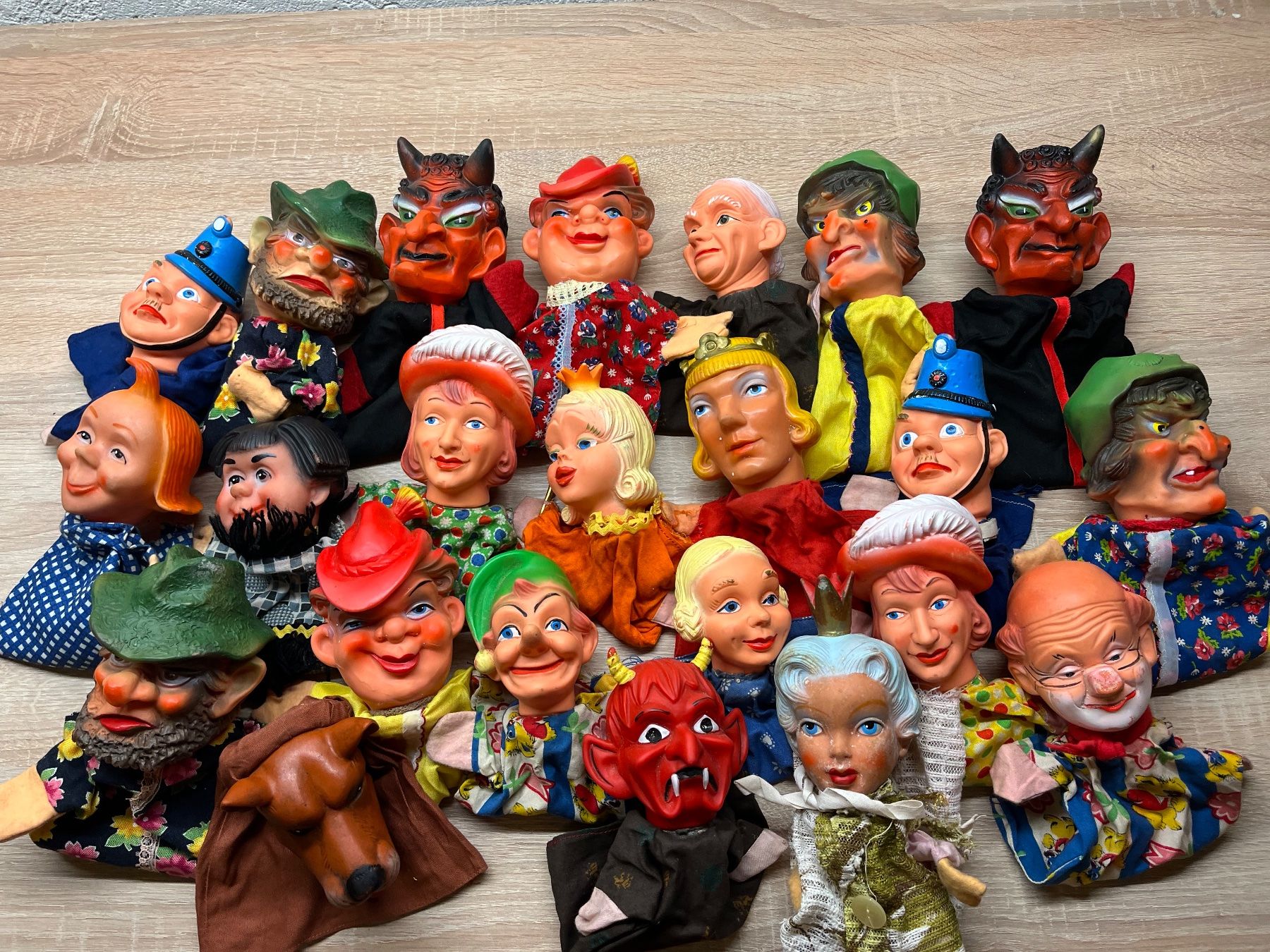 Giocattoli: Vintage Kasperlitheater mit Handpuppen – Usato da Hagenbuch ZH venduto da Gasmen