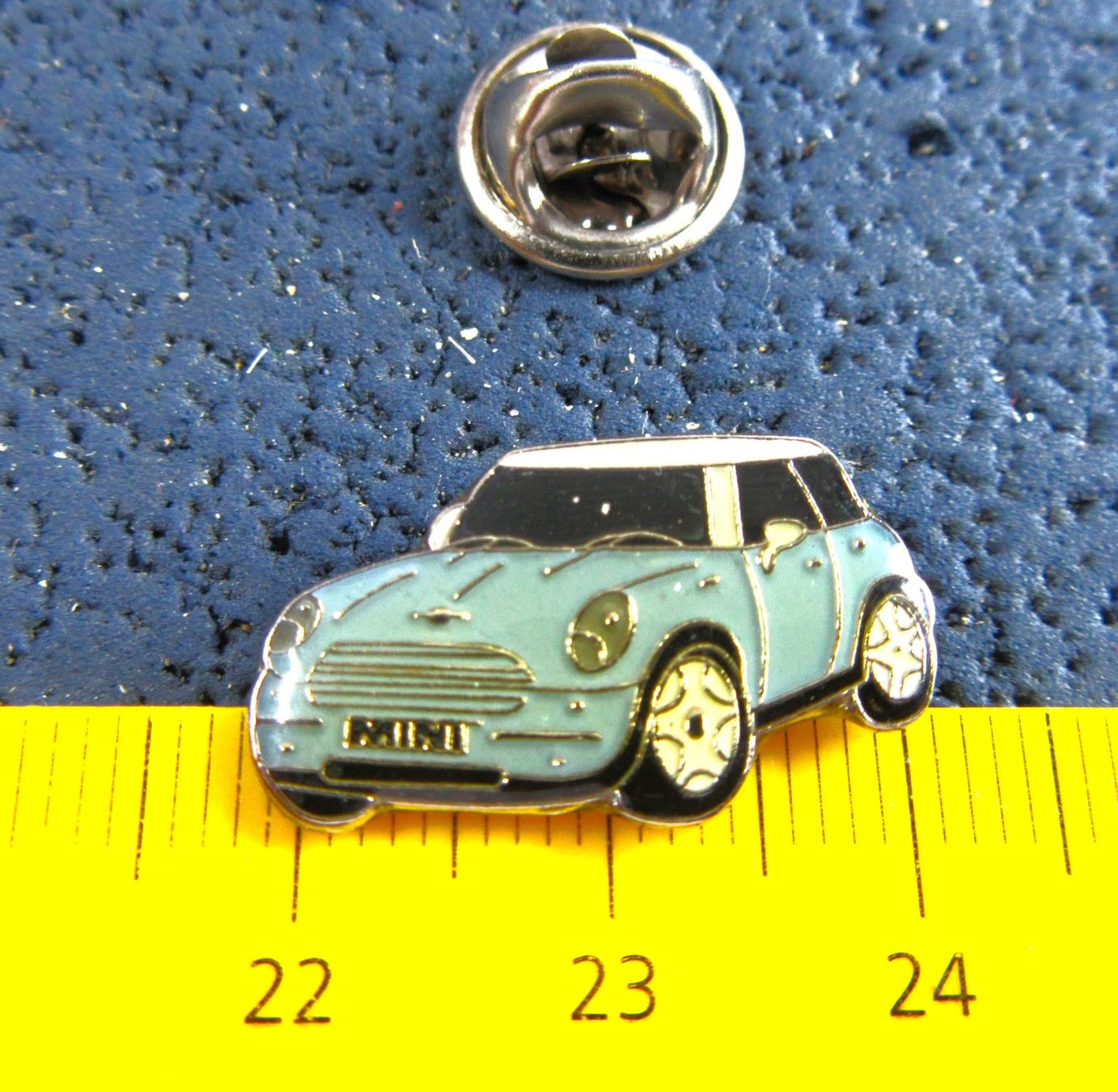 Mini Placchette & Badge: MINI AUTO PIN KLEIN-FEIN-EDEL  GLASIERT – Usato da Ettingen venduto da Hausi4711