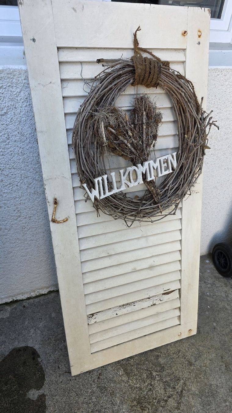 Tutte le decorazioni: Rustikaler / Shabby chic Fensterladen mit Willkommen Kranz – Usato da Geltwil venduto da Manu-7