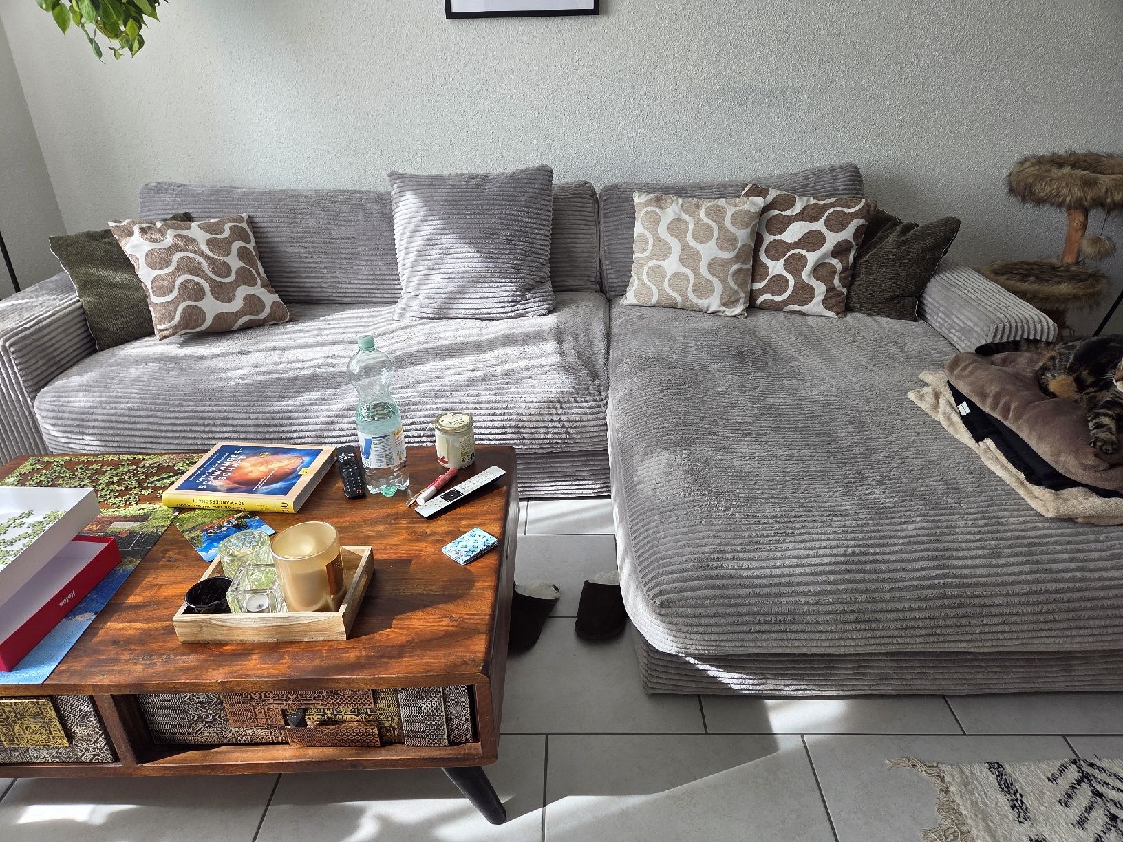Conforama Sofas: Ecksofa Cordstoff hellgrau mit Recamiere rechts  – D'occasion à Riniken par widmersteffi 4