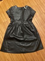 Schwarze Kleidung