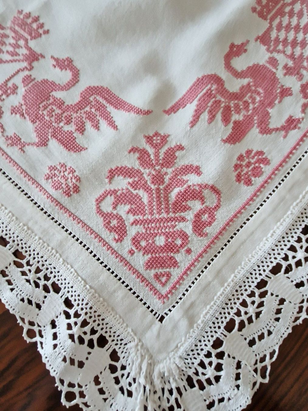 Altra biancheria da tavola: Mitteldecke Handbestickt 82x82cm – Usato da Bern venduto da Antikbatik 7