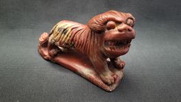 Antiker roter Stein Löwe Figur Handgeschnitzt