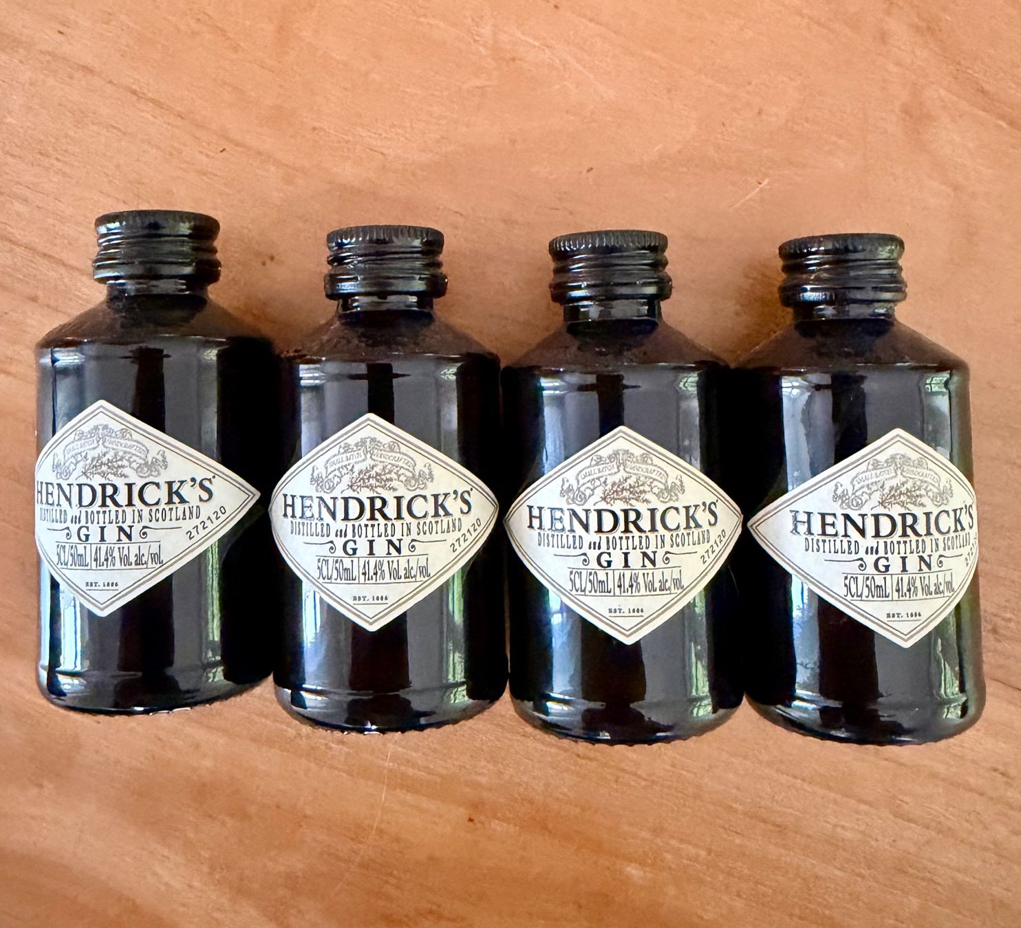 Bevande alcoliche: 4x Hendrick's Gin Miniatur 5cl Fläschchen – Nuovo e nell'imballaggio originale da Riehen venduto da ste_j9xx