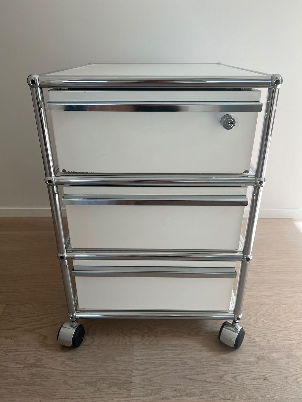 USM Banconi: USM Rollcontainer in Weiss mit 3 Schubladen – Usato da Winterthur venduto da mic_l98y