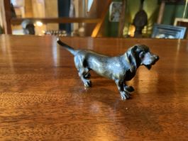 Antike Wiener Bronze Figur Dackel Dachshund Halsband blau
