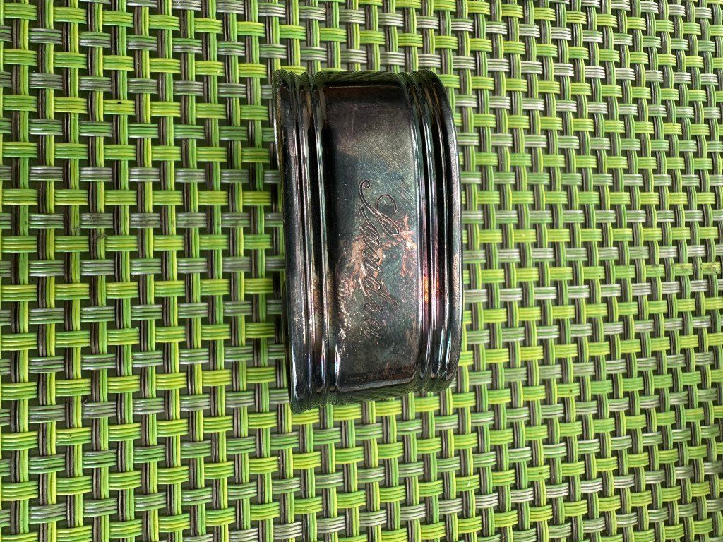Altro in Decorazioni & Accessori: alter Serviettenring mit Gravur versilbert – Usato da Brunnen venduto da 23068
