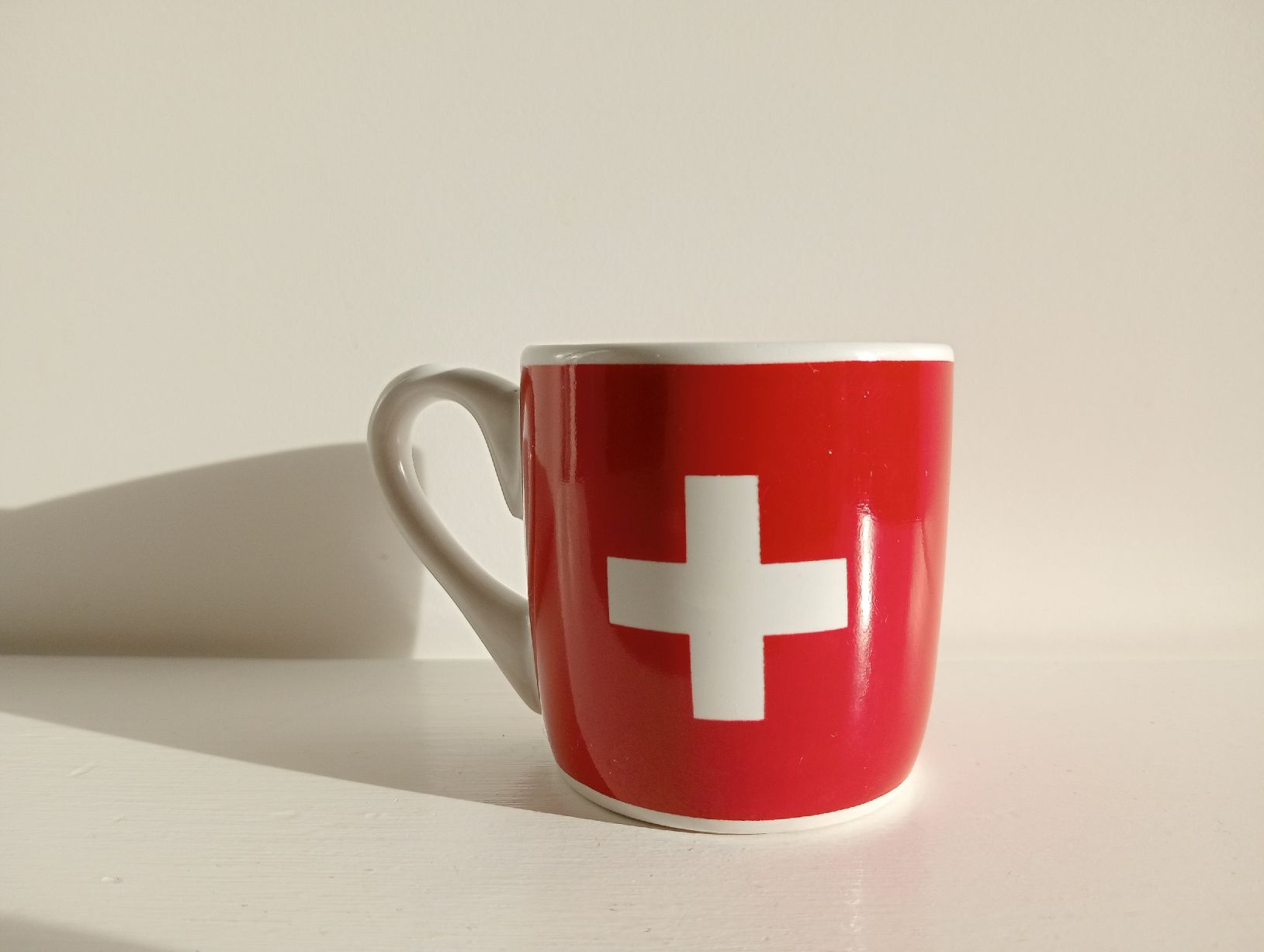 Tazze: Schweizer Rote Espresso Tasse Cotfer Geneva mit Flagge – Usato da Allschwil venduto da Evgeniia78 2