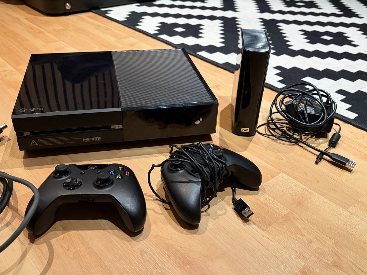Microsoft Console: Xbox One 500GB / 2 Controller / 2TB Festplatte – Usato da Magden venduto da Raybs7
