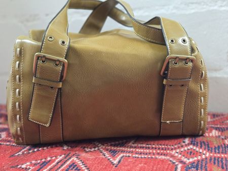 Schöne Handtasche in Senfgelb mit Schnallen – neu!