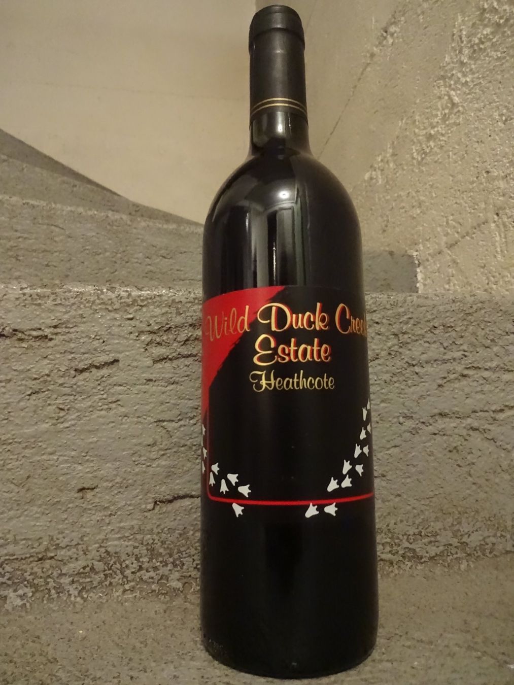 Vino: 1 Fl.  -  Wild Duck Creek  - "Duck Muck"  2002 – Nuovo (secondo la descrizione) da Cham venduto da mktreasure